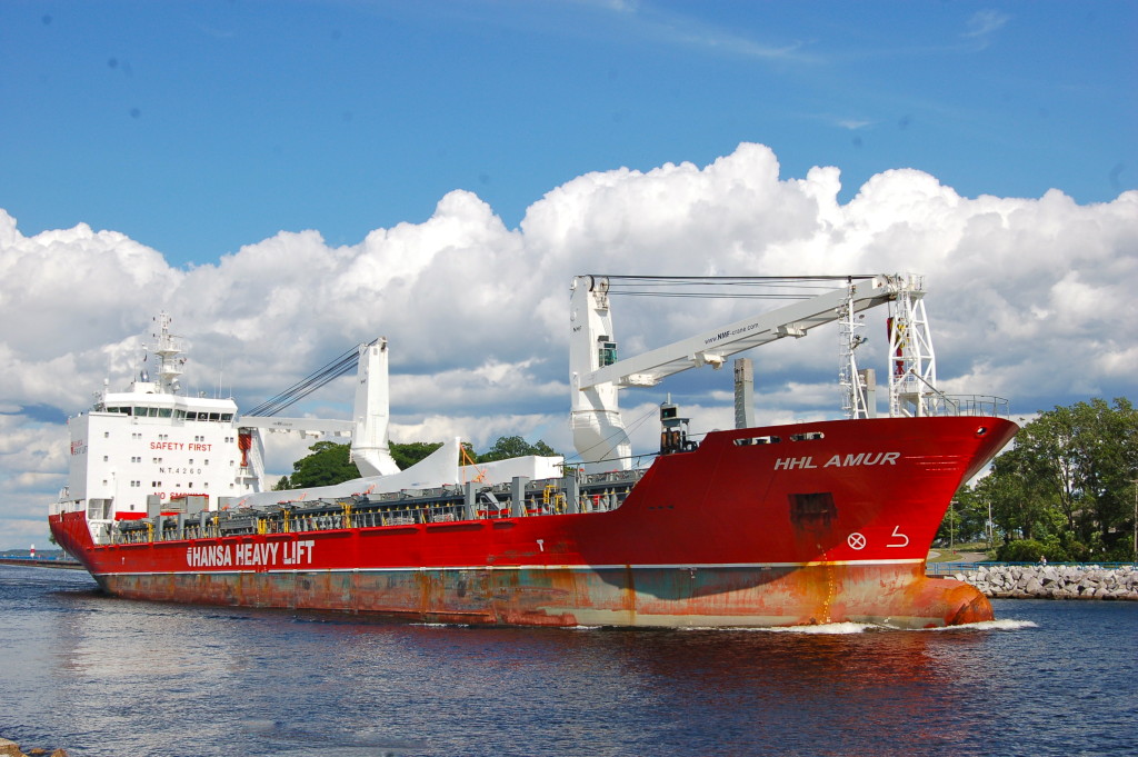 HHL Amur (Hansa Heavy Lift, Germany) leaving Muskegon