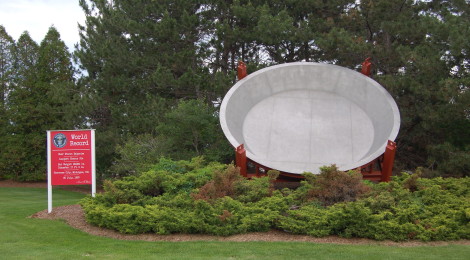 Michigan Roadside Attractions: World's Largest Cherry Pie in Traverse City