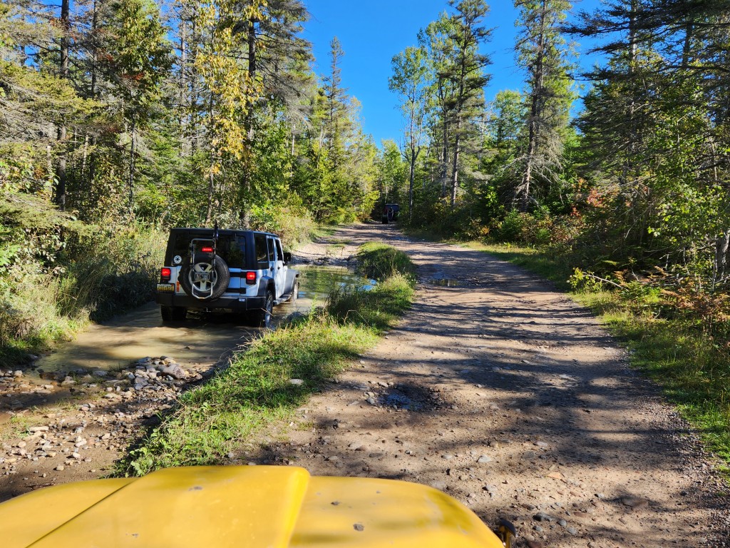 Drummond Island 2022 Jeeps on Fossil LEdges Trail